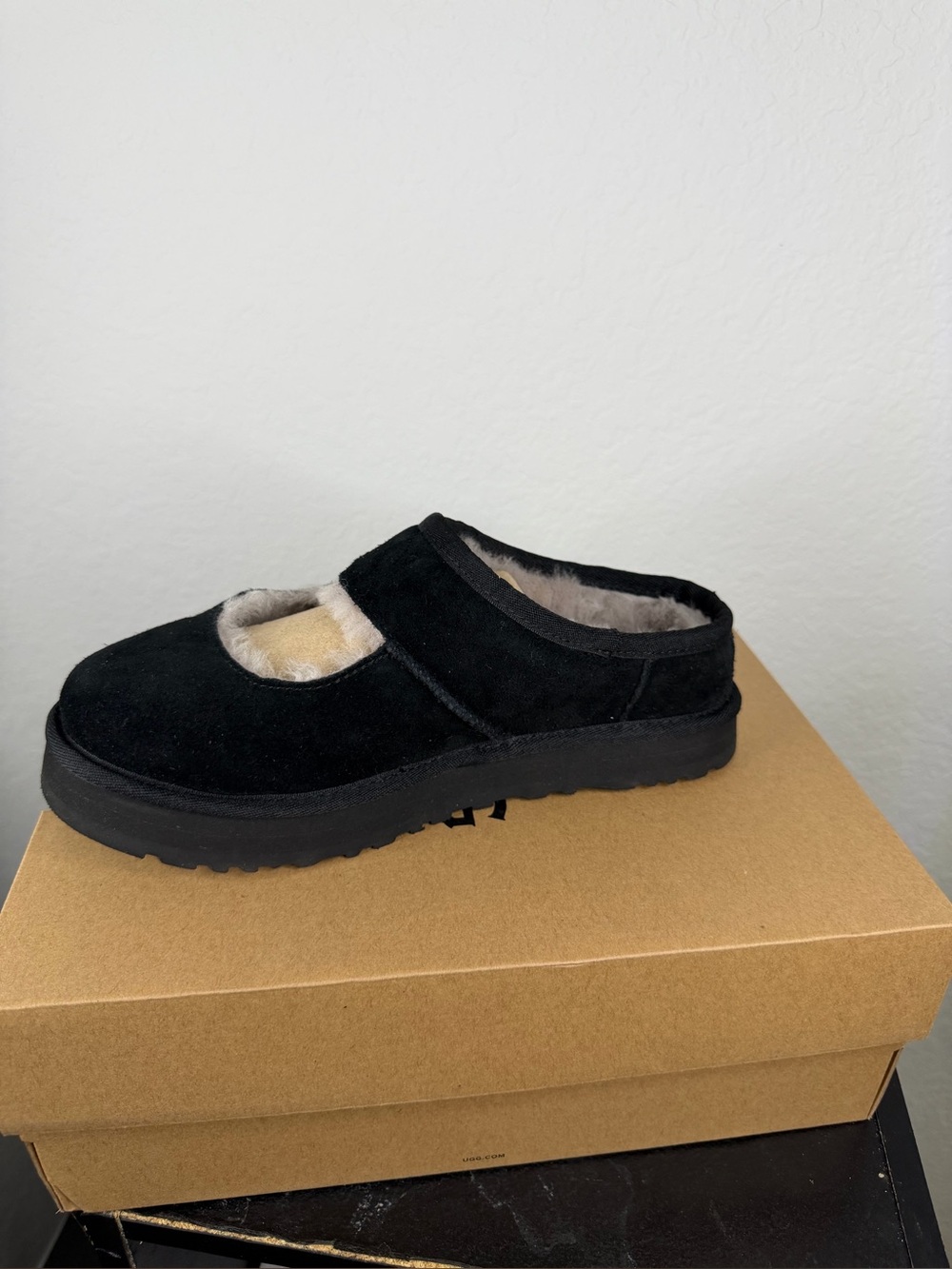 UGG Bea Mary Jane Slippers Black Women’s Size 6 NIB Sheepskin 1166552K